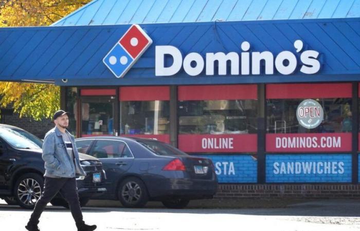 El multimillonario Warren Buffett invierte en Domino’s Pizza y dispara el precio de las acciones