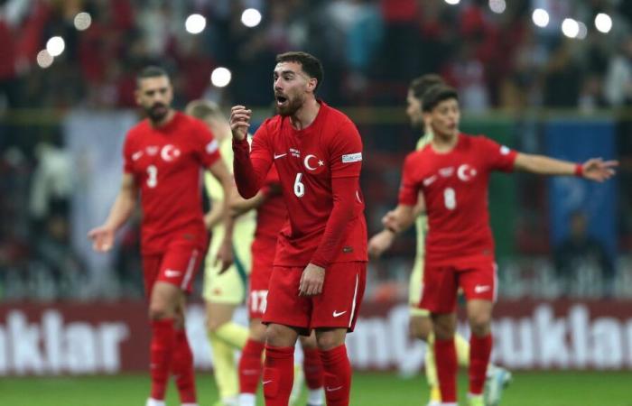 Turquía falla un penalti en el último momento y debe asegurar el ascenso en la última jornada