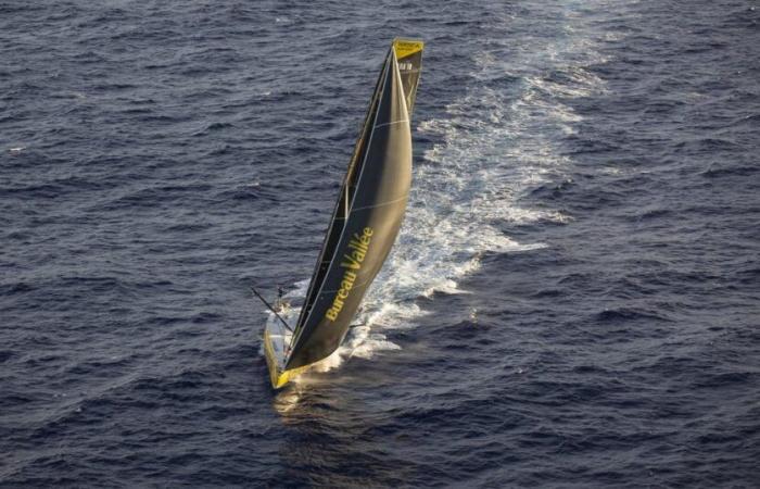 “Gran grieta” en el barco de Louis Burton, que sigue en regata