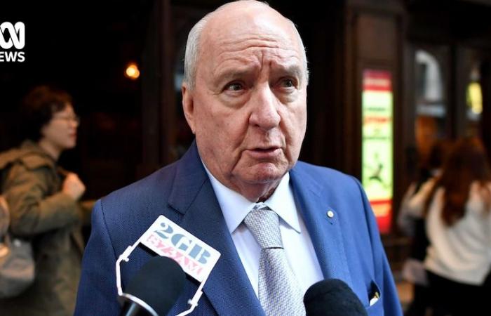 El veterano locutor Alan Jones arrestado en Sydney en medio de una investigación por presuntos delitos de agresión indecente y tocamientos sexuales