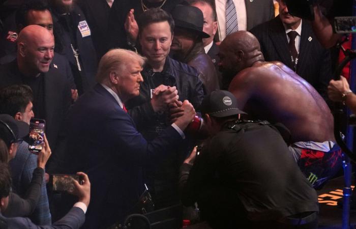 Jon Jones retiene el título de peso pesado de UFC con una patada giratoria para detener a Stipe Miocic y celebra con el presidente electo Donald Trump