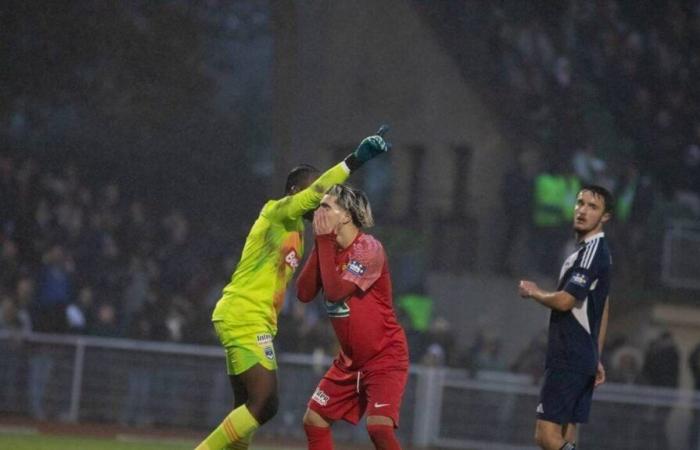 Copa de Francia. El Bressuirais Tiago Pecoraro lo intentó todo contra el Burdeos