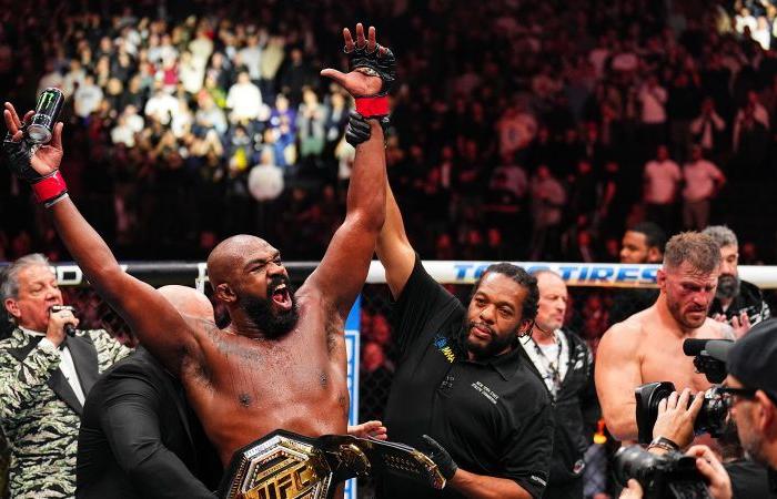 Jon Jones retiene el título de peso pesado de UFC con una patada giratoria para detener a Stipe Miocic y celebra con el presidente electo Donald Trump