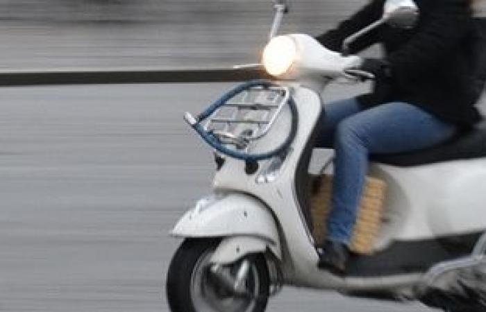 Un adolescente atropellado por una scooter, una madre busca información.