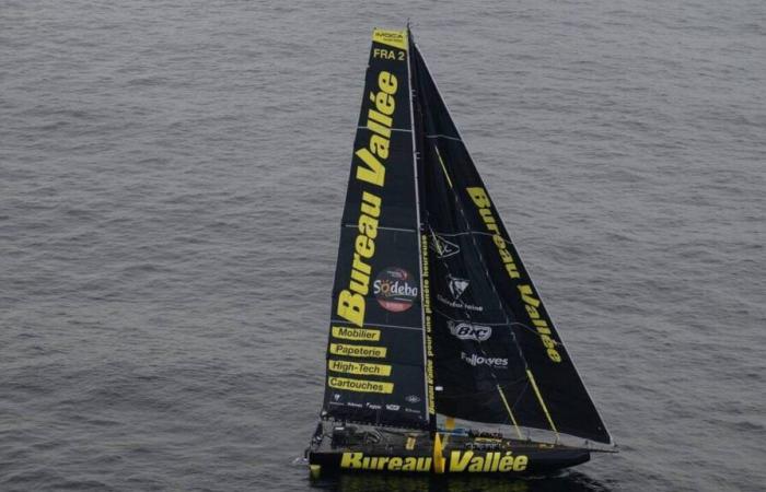 Vendée Globe. Louis Burton afectado por daños pero aún en carrera