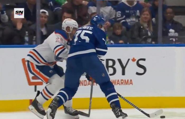 Ryan Reaves expulsado del partido por un violento golpe en la cabeza con el hombro