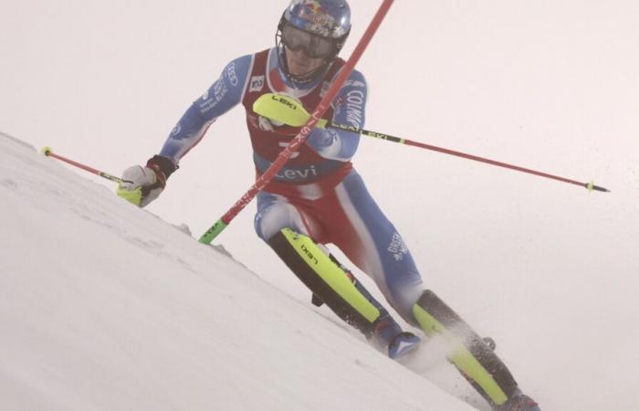 El campeón olímpico de esquí Noel lidera el primer slalom de la Copa del Mundo de la temporada; Hirscher no se clasifica para la segunda carrera