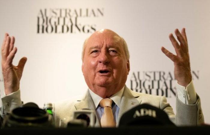 Alan Jones arrestado por acusaciones de agresión indecente