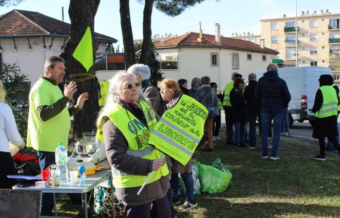 “Pedimos al gobierno que escuche a la gente”: los “chalecos amarillos” regresan a la rotonda de Bagnols-sur-Cèze