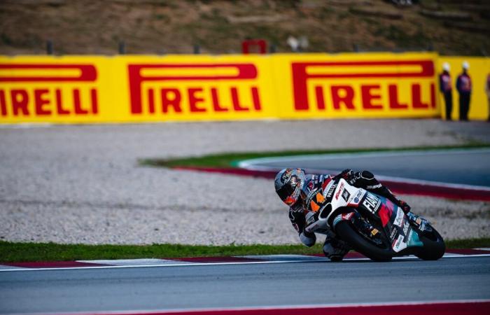 ¡Qué emoción! Arón Canet gana una apasionante batalla hasta la meta en la carrera de Moto2 en Barcelona.