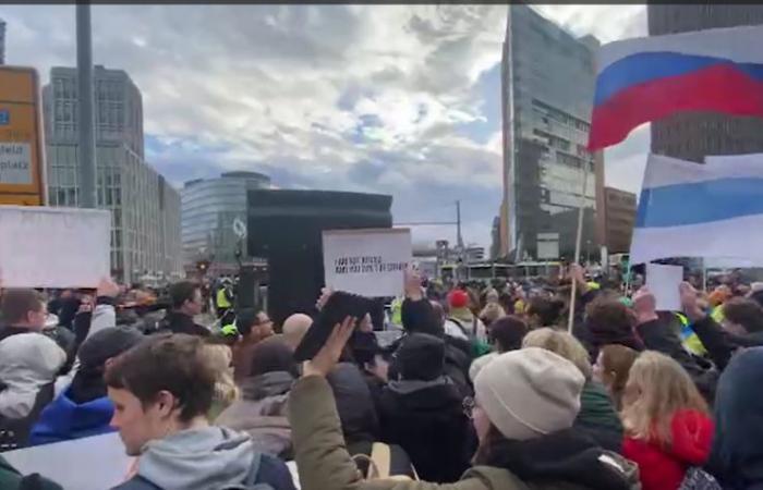 La marcha de la oposición rusa en Berlín genera tensiones por la bandera tricolor rusa