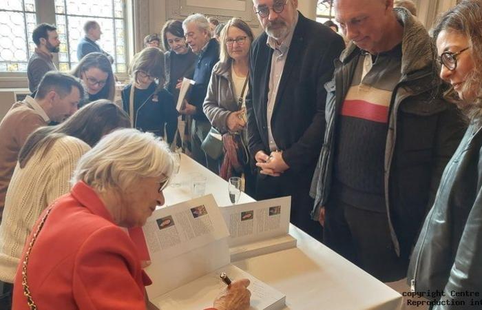 Centro de prensa: Bellas residencias: Poitiers con un libro abierto