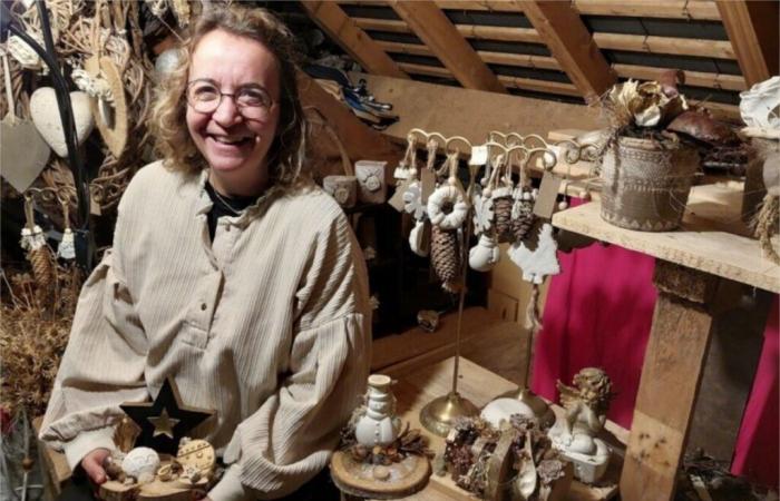 Aurélie abre las puertas de su tienda de artesanía