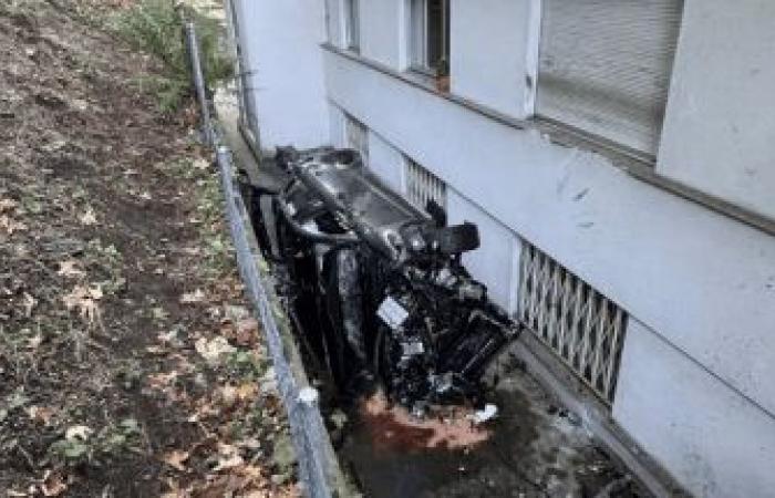 Accidente en Montreux: un coche cae sobre un edificio