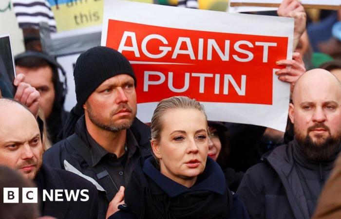 Sigan protestando, dice la viuda de Navalny en la marcha de Berlín