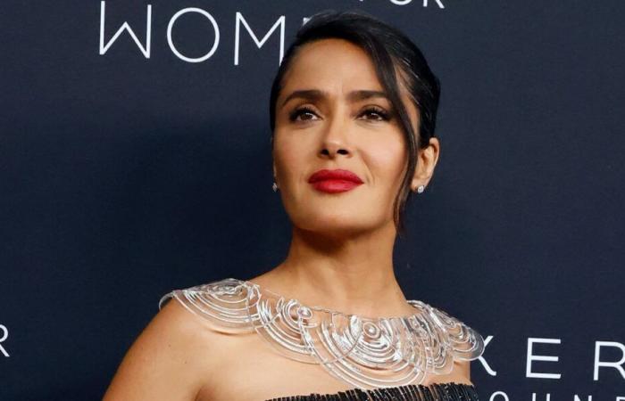 Los fanáticos de Salma Hayek piensan que debe ser ‘inmortal’ mientras muestra su figura en un nuevo video