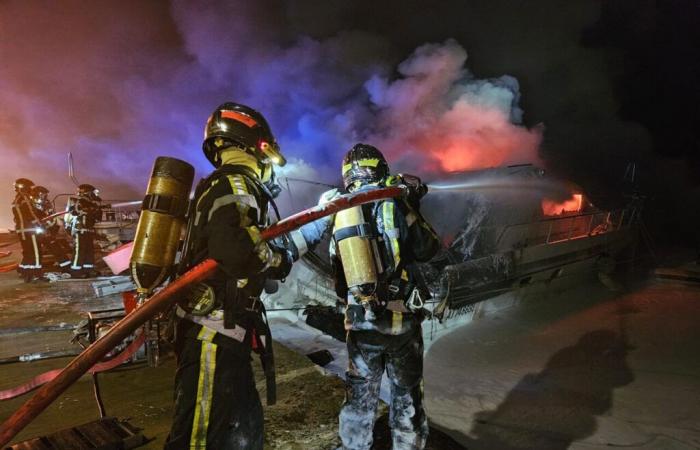 Un barco arrasado por las llamas en Aigues-Mortes