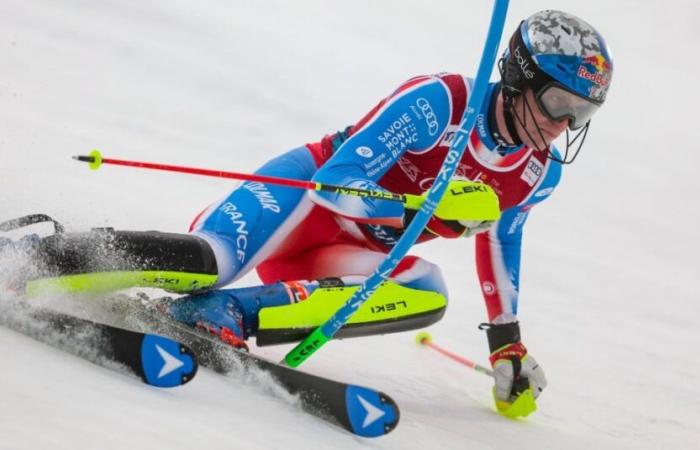 Dos franceses entre los tres primeros, Hirscher eliminado