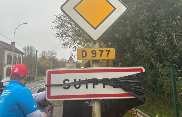 EN FOTOS – Crisis agrícola: los agricultores enojados del Marne cubren los carteles a la entrada de los municipios