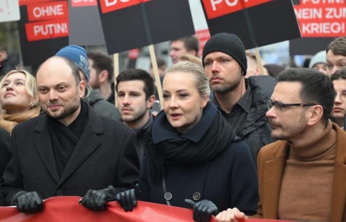 Opositores rusos en el exilio marchan en Berlín contra Putin y la guerra en Ucrania