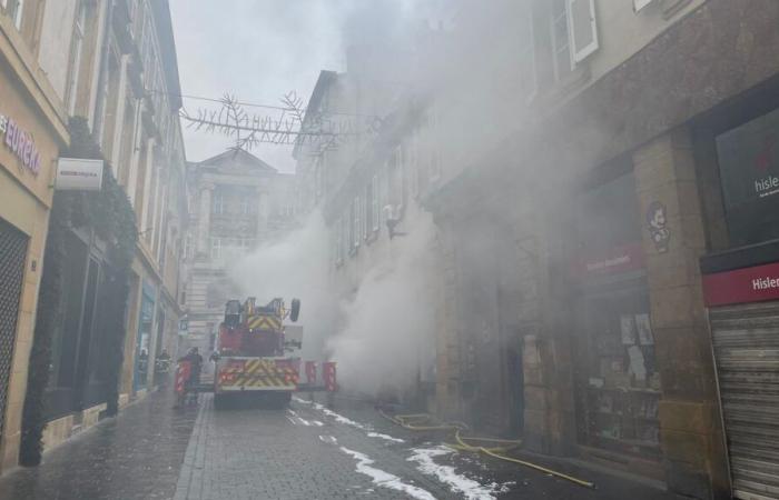 Incendio en el centro de Metz: el tejado del edificio se incendia; un centenar de bomberos siguen en el lugar