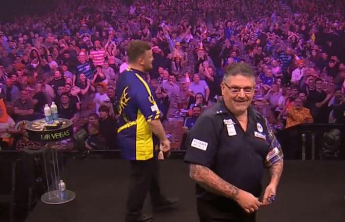 Sorprendente momento en que la estrella de los dardos, Gary Anderson, logra una triple diana contra Luke Littler… mientras intenta FALLAR