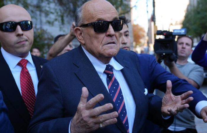 Condenado por difamación, Rudy Giuliani, ex abogado de Trump, entrega su Mercedes pero se aferra a su camiseta de béisbol – Libération