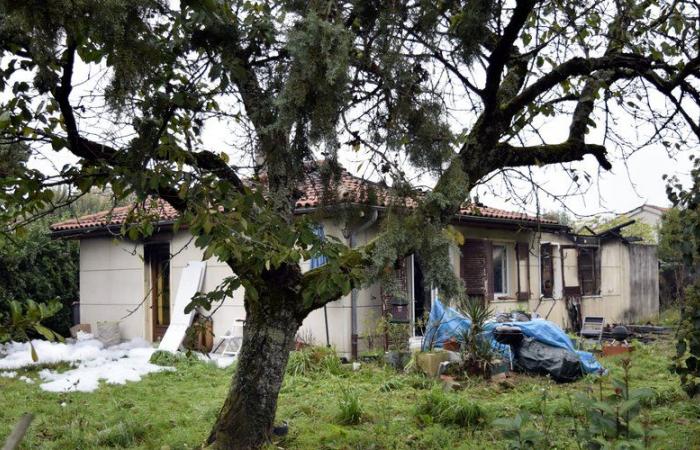 Una casa residencial completamente destruida tras un incendio, no se reportan heridos