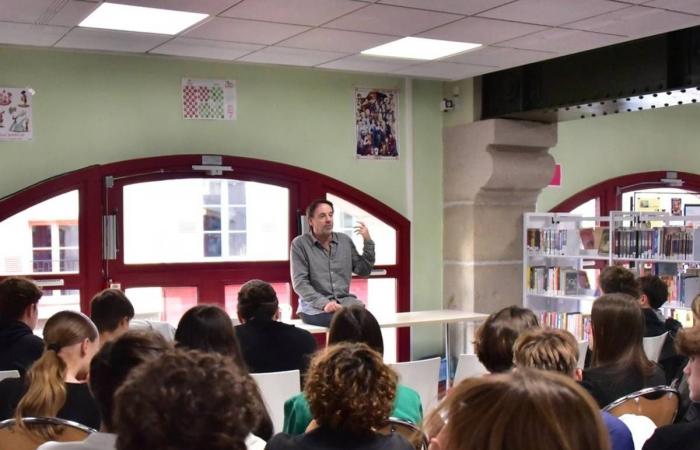 Michel Bussi, el autor con 12 millones de libros vendidos, se reúne con estudiantes de secundaria de Puy-en-Velay