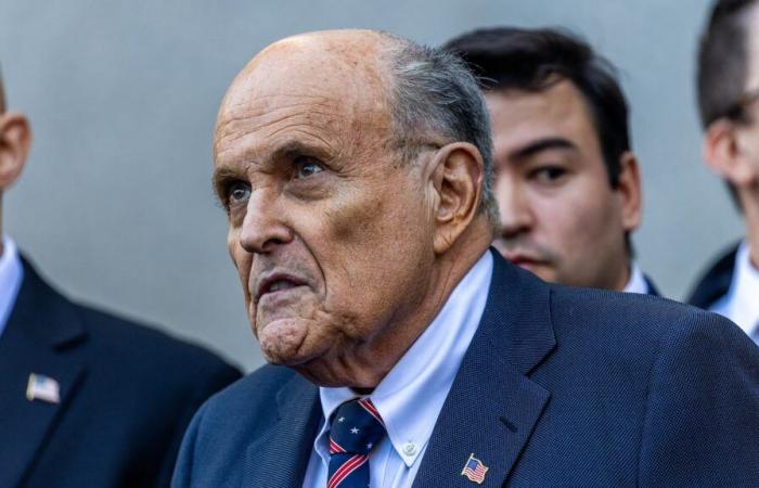 Giuliani entrega Mercedes y observa a los trabajadores electorales de Georgia que difamó