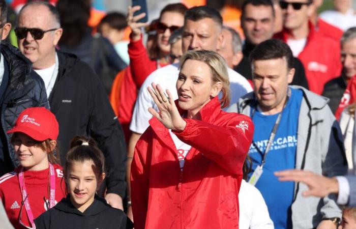 Charlene de Mónaco en el centro de la carrera