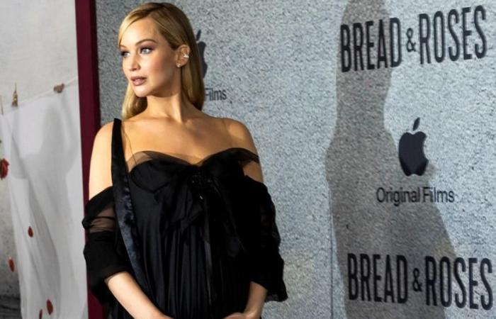 Jennifer Lawrence deja ver su panza en el estreno del documental “Bread & Roses”, dedicado a las mujeres afganas