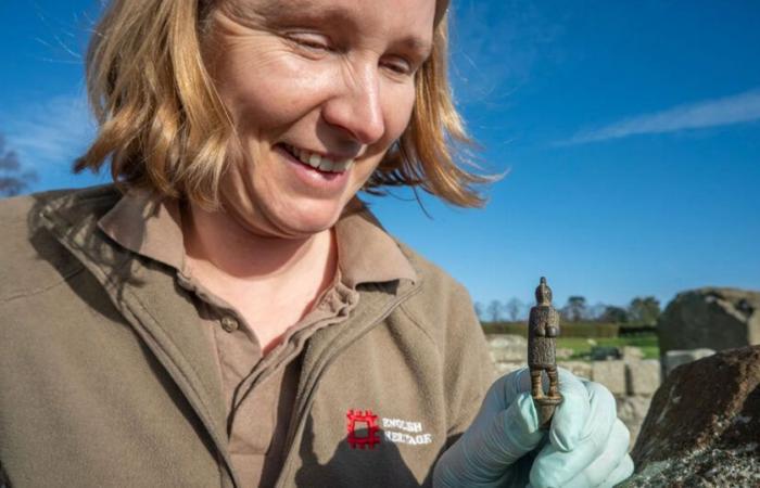 Descubrimiento en Inglaterra de un raro mango de cuchillo de 2.000 años de antigüedad que representa a un gladiador