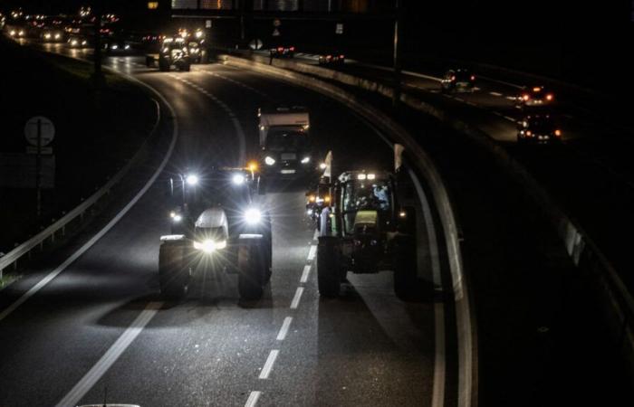 Una quincena de tractores bloquean la N118 en Isla de Francia