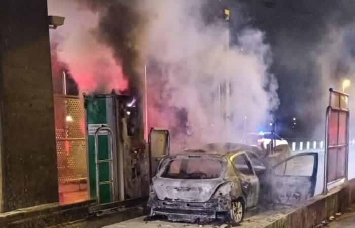 En la A43, un coche se incendia en el peaje de Chesnes