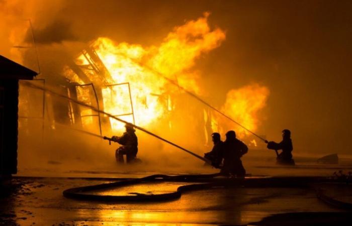 Un coche choca contra una casa desocupada en Eure: la casa se incendia