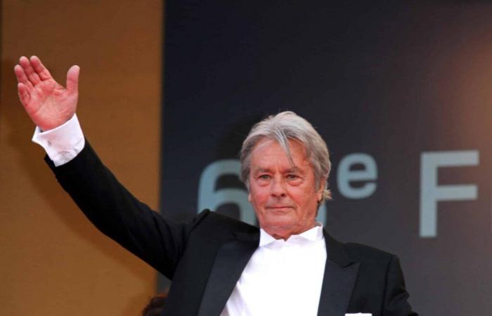 ¿Alain Delon fotografiado con “una joven prostituta”? Atmósfera ultra tensa en un famoso plató de televisión tras las revelaciones