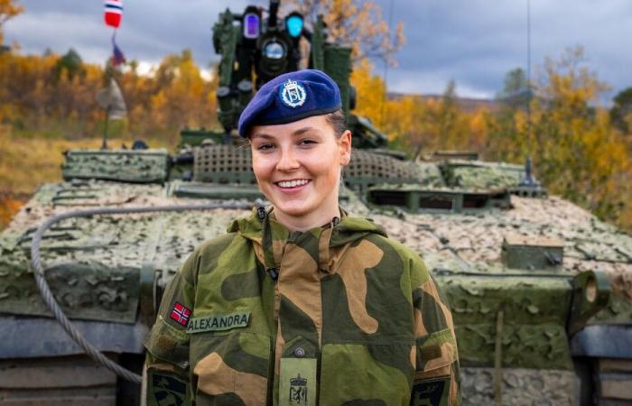 Mette-Marit de Noruega hace una visita sorpresa a su hija en el ejército