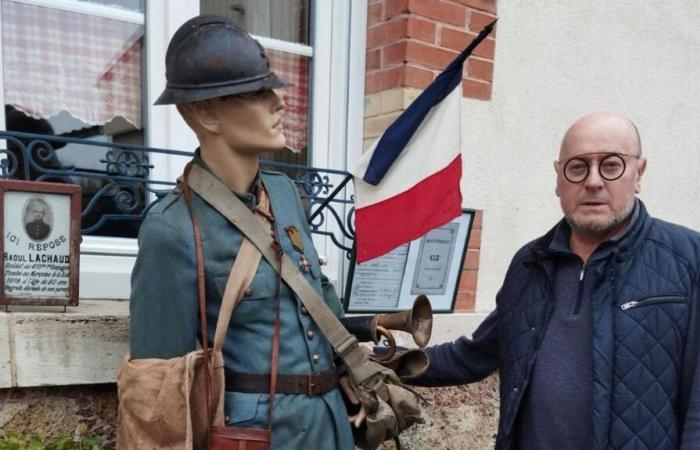 rinde homenaje a su antepasado decorando su ventana durante las ceremonias