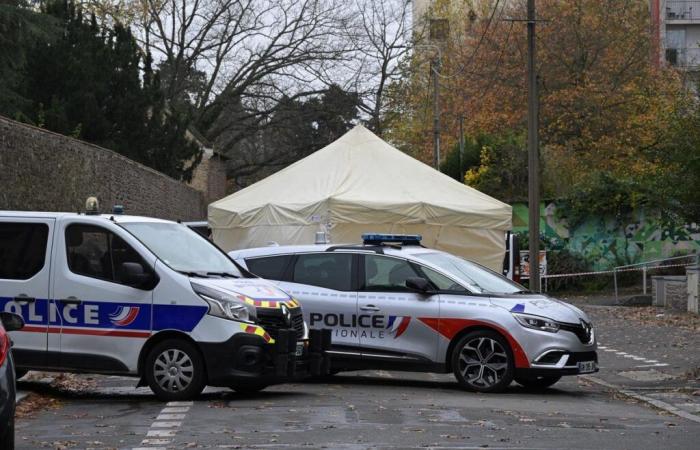 Fontanería, alicatados… La policía de alto rango hizo construir su casa por sus agentes, debajo de la mesa.