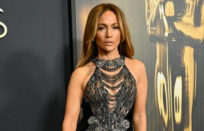 J.Lo luce un vestido transparente de Zuhair Murad en los Governors Awards 2024