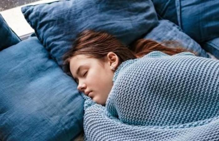 Dormir lo suficiente reduce el riesgo en los adolescentes.