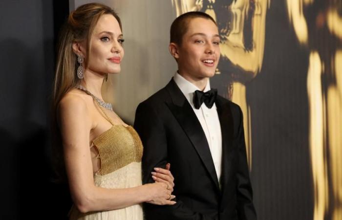 Angelina Jolie posa junto a su hijo Knox, en su primera aparición pública con él en tres años.