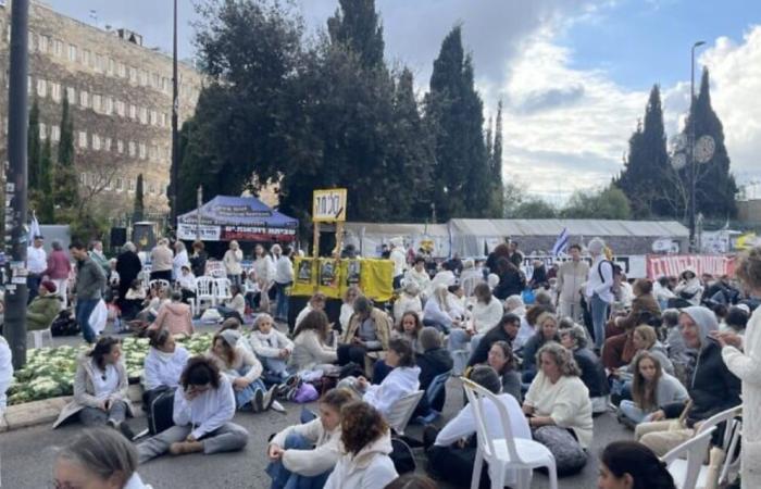 En la Knesset, las madres de los rehenes presionan al gobierno para llegar a un acuerdo