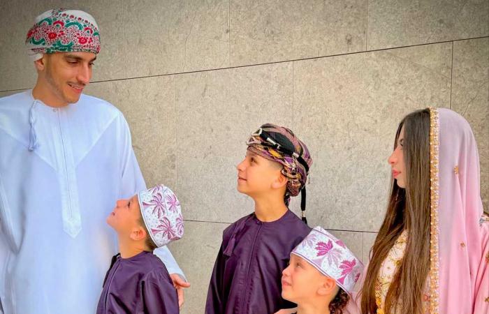 La joven y elegante princesa Malak de Omán con traje tradicional con su padre y sus hermanos para el Día Nacional