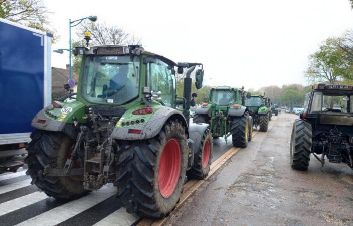 Los agricultores se manifiestan y bloquean la entrada a la prefectura.