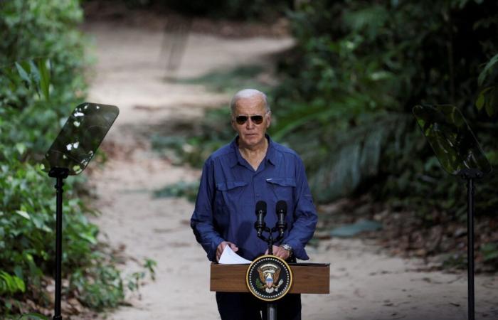 Gafas de aviador y rangers, Joe Biden se hace pasar por Indiana Jones en la selva amazónica