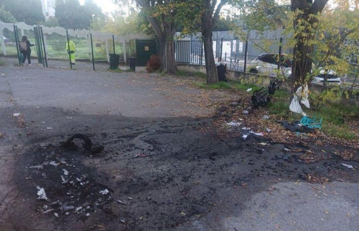 Patio ruinoso, jeringas, fuga de gas, padres bloquean el acceso a la escuela