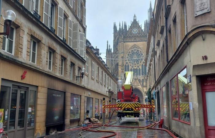 “Existe riesgo de derrumbe del suelo”, según los bomberos