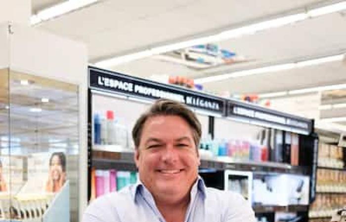 Éléganza lanza un espejo inteligente en las farmacias para elegir mejor tus productos capilares